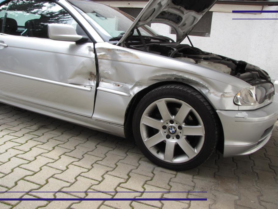 Verbeultes graues Auto